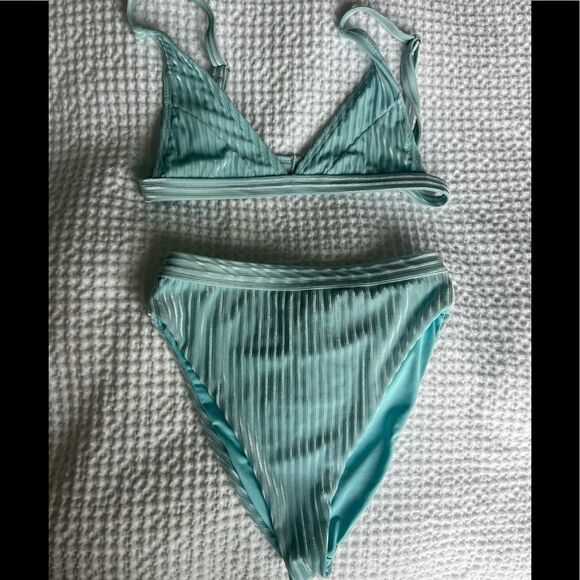 Dippin Daisy’s bikini set - Picture 2 of 3